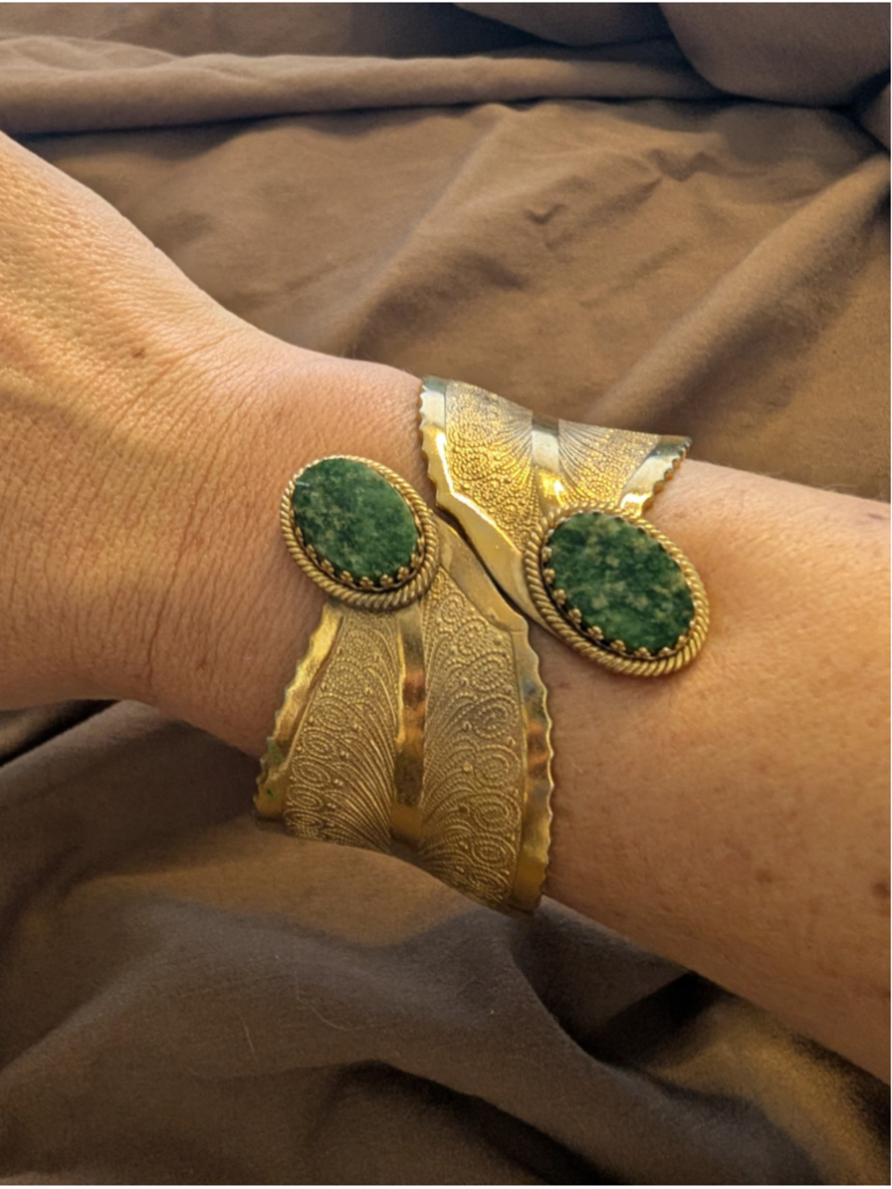 Vintage Green Stone Cabochon Wide Gold Tone Hinged Feather Cuff Bracelet